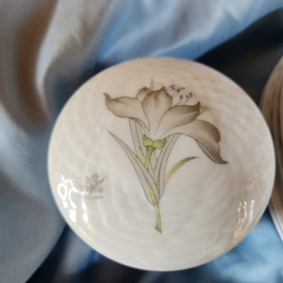 Beautiful China PearlSet Of 5 Cups & Saucers,Salad Plates, sugar bowl & creamer - Picture 9 of 13